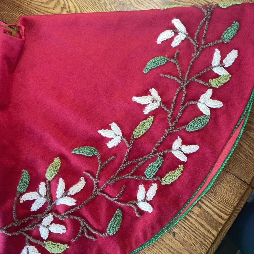 50 BEAUTIFUL Jingles & Joy Tree skirt, looped yarn embroiderybranches and leaves